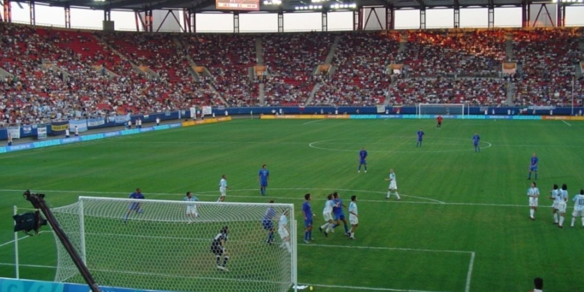 El estadio completó su reconstrucción en tan solo 14 meses, destacando su eficiencia en las obras para los Juegos Olímpicos de Atenas 2004 (Wikipedia)