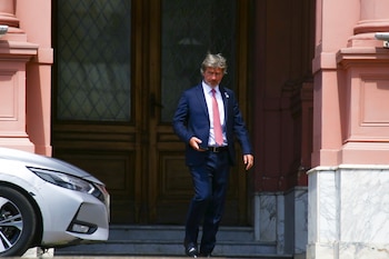 Juan Bautista Mahiques, saliendo de