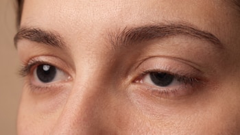 Por qué me tiembla el ojo: señales de alerta y cómo detener el espasmo