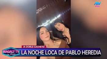 Dos mujeres jóvenes posan sonriendo frente a un cartel de neón; incluye el logo de Magaly TV La Firme y ATV vivo