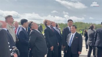 Kim Jong-un observa un avión