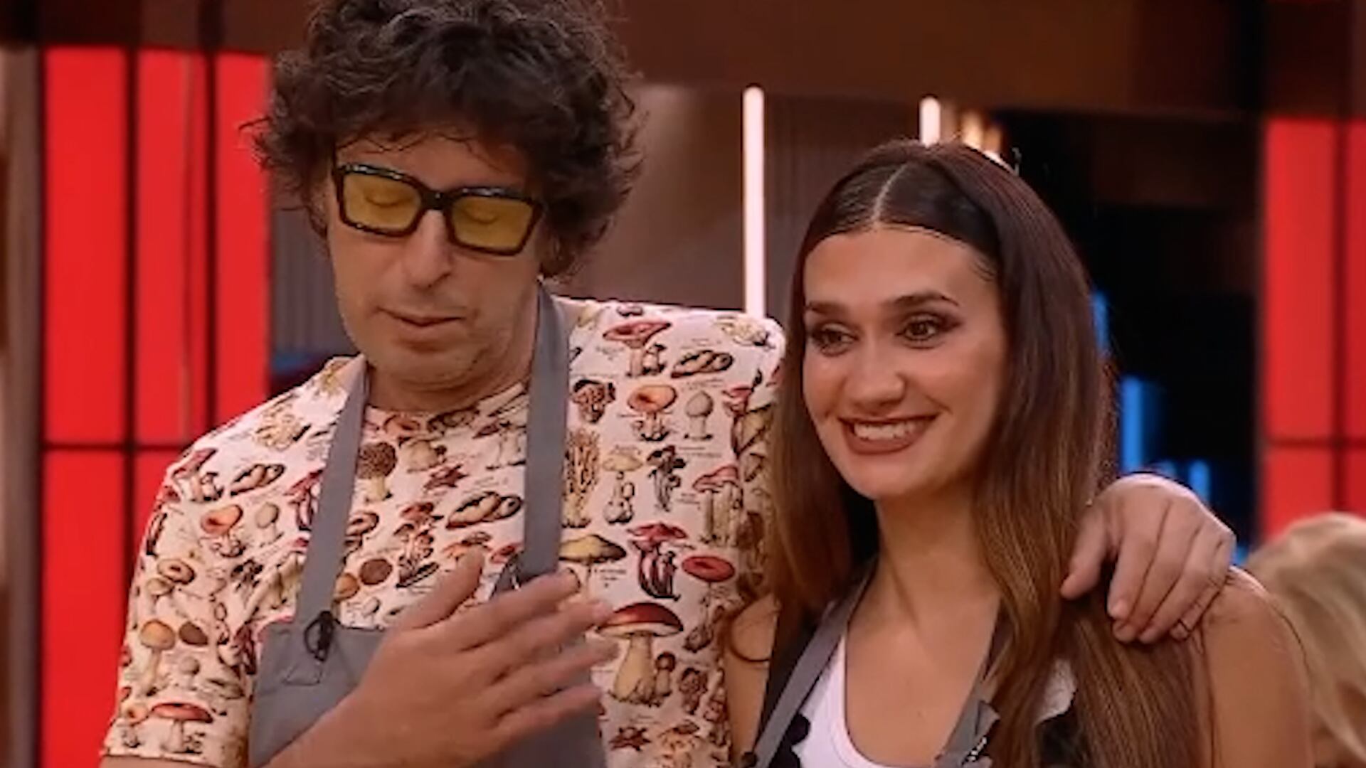 “El cocinero o la cocinera que sube al balcón y se salva de la gala de eliminación es Momi” anunció Betular