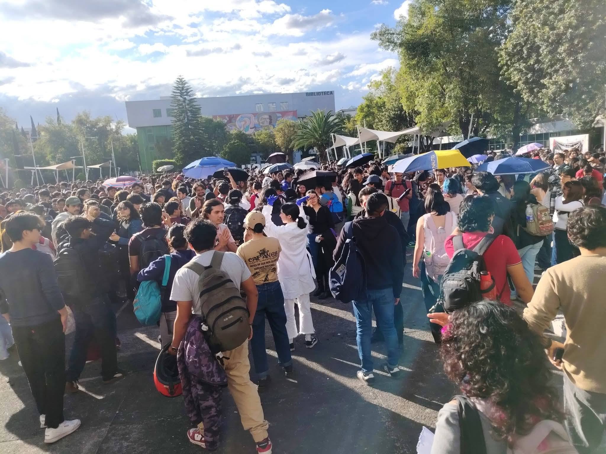 Estudiantes de la UAM Iztapalapa piden mejoras en el plantel y seguridad estructural de la Biblioteca (foto: Hijxs del Chahuistle/FB)