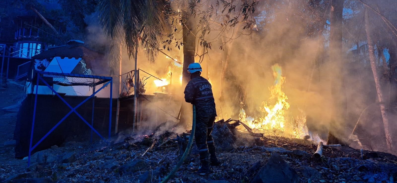 Soldados del Ejército apoyan las labores de control de los incendios forestales registrados en Prado, Tolima. - crédito @Ejercito_Div5/X