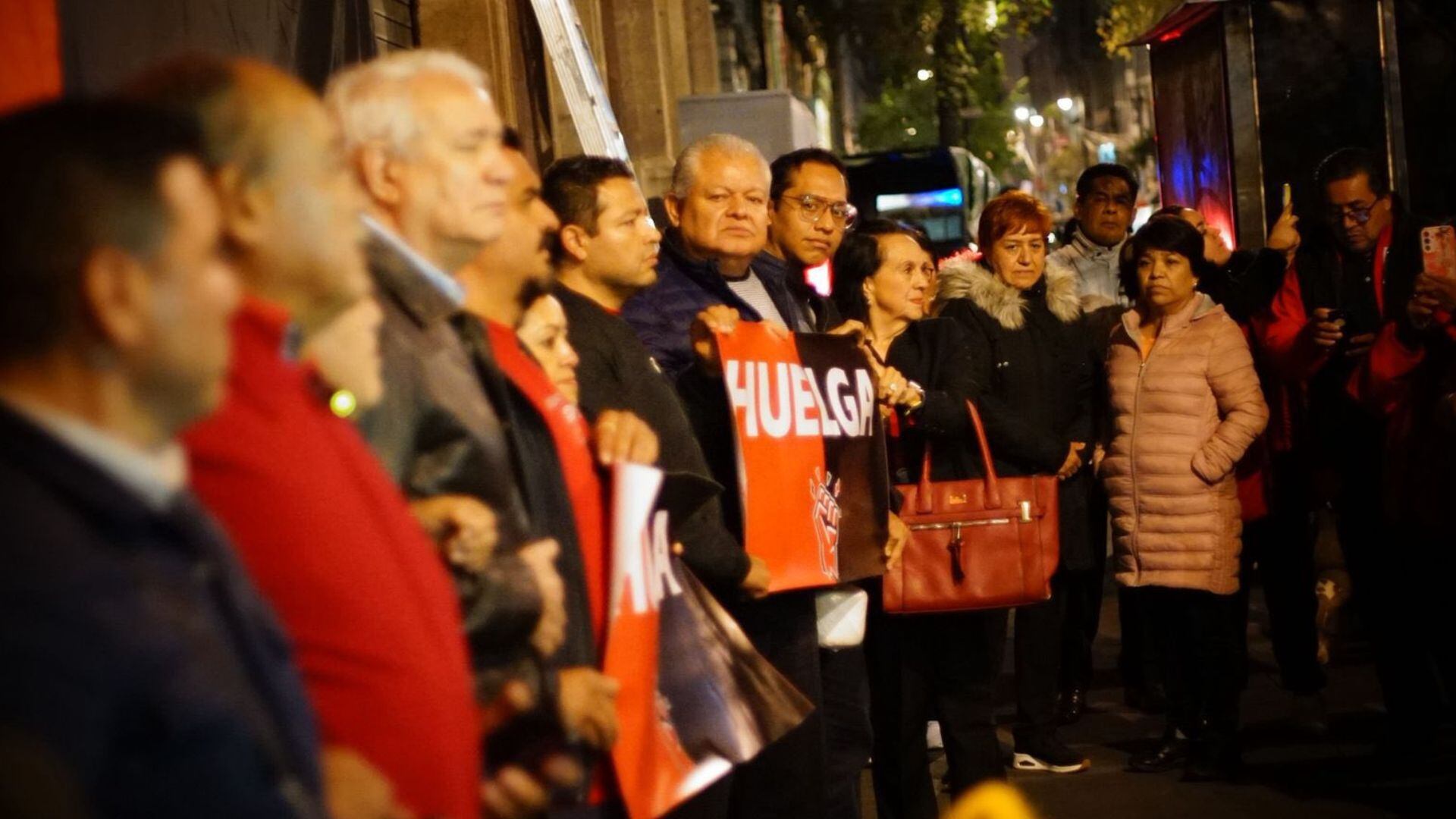 Huelga en Nacional Monte de Piedad. (Facebook: STRMnoticias)