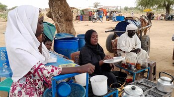 Fatma Dahab Ousman, una refugiada sudanesa que huyó de la violencia en su país, vende té y gachas a otros refugiados cerca de la frontera entre Sudán y Chad, en Koufroun, Chad 1 de mayo de 2023. REUTERS/Mahamat Ramadane