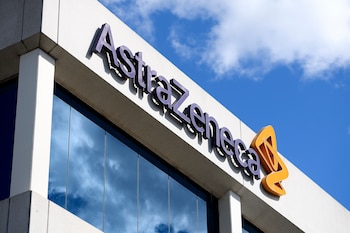 Además de la vacuna, AstraZeneca está desarrollando tratamientos médicos para implementar en pacientes que ya están infectados del nuevo coronavirus - EFE