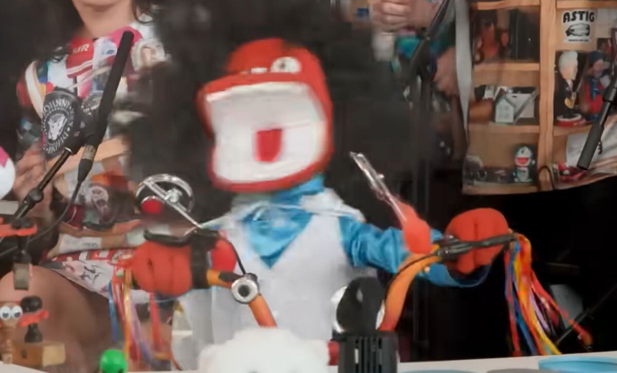 La banda chilena fusiona humor, música y referencias culturales en el Mes de la Herencia Hispana (YouTube/NPR)