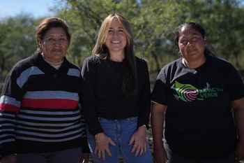 (Izq.) Gregoria y Mara (der.) con Infobae en Vinalito, Jujuy, Ellas siembran el monte nativo degradado y apuestan a su tierra, además de cuidar el agua