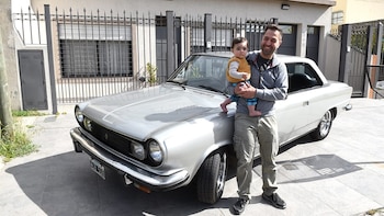 Mauro Pisano junto a su