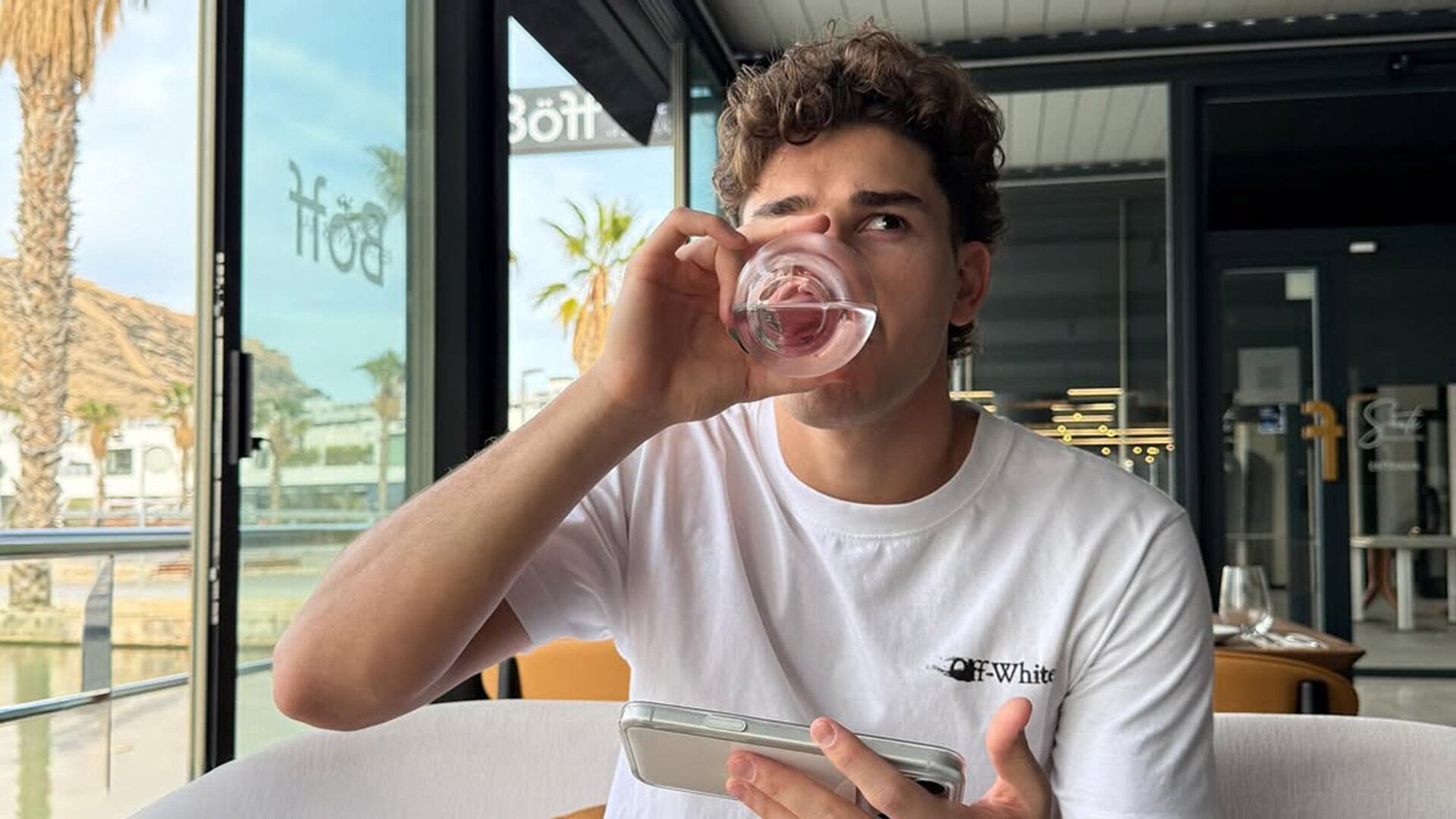 Julián Álvarez disfruta de su tiempo libre en un restaurante (Instagram @juliaanalvarez)
