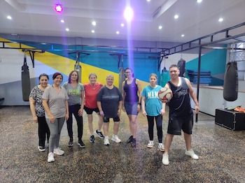 Gustavo Aquino, exjugador que fusiona fútbol y baile en sus clases para generación silver