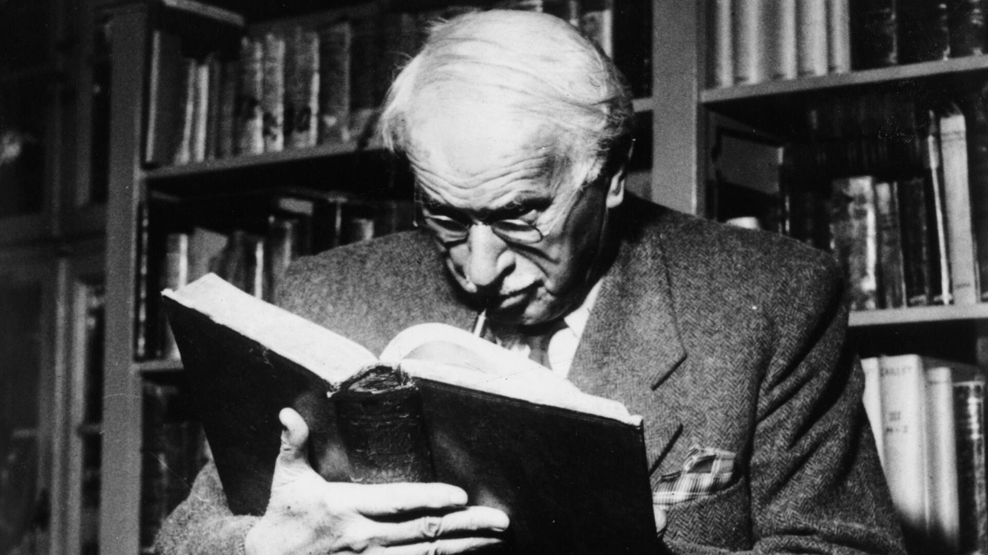 Carl Gustav Jung (1875-1961), médico psiquiatra y ensayista (Photo by Central Press/Getty Images)