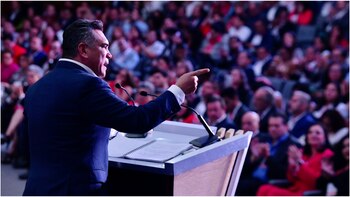 El líder priista continuará al