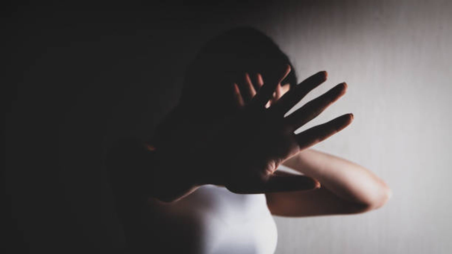 El tribunal acredita lesiones leves, daño emocional y pérdida de ingresos en la víctima, quien debió suspender su actividad como mecánica dental. (Foto de archivo: iStock)