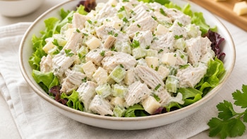 Ensalada de pollo con yogur y queso: la receta cremosa y fresca que puedes preparar en casa