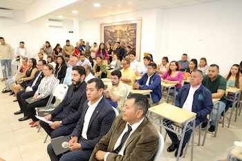 El evento reunió a académicos, estudiantes, funcionarios y representantes del sector empresarial. / (Universidad de El Salvador)