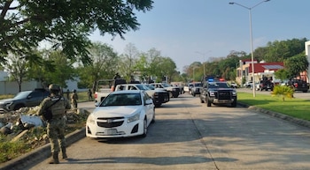 El cateo dejó los siguientes aseguramientos: tres vehículos, dos cuatrimotos, un remolque, un vehículo tipo Razer y un inmueble en la colonia Terranova. (Crédito: Semar)