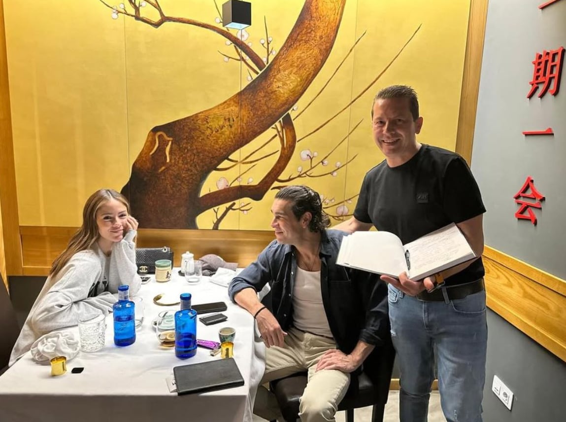 Mario Casas y Melyssa Pinto, en un restaurante de Las Palmas de Gran Canaria. (Instagram @fuji_las_palmas)