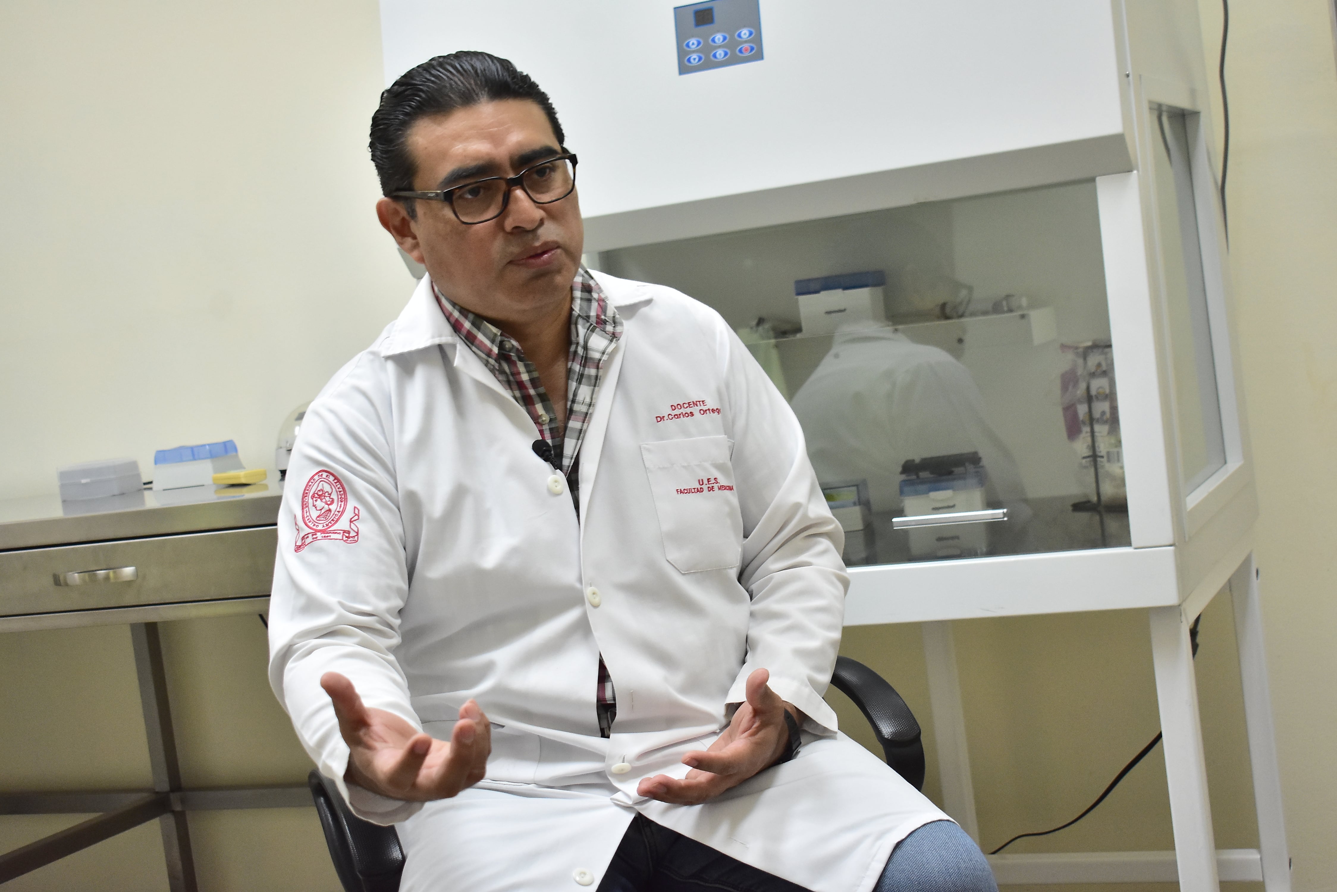 Carlos Ortega explicó que el virus Epstein-Barr infecta linfocitos B. Indicó que queda latente de por vida y en algunos casos se asocia al linfoma de Hodgkin. /(Infobae Centroamérica/Emerson Del Cid)