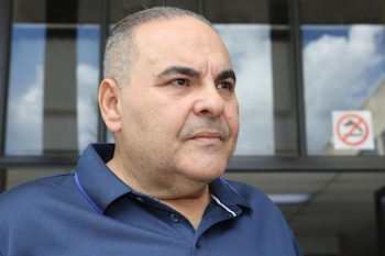 AME1303. SAN SALVADOR (EL SALVADOR), 29/10/2026.- El expresidente salvadoreño Elías Antonio Saca (2004-2009), detenido desde el 30 de octubre de 2016, reacciona al cumplir una condena de diez años de prisión por cargos de corrupción y lavado de más de trescientos millones de dólares del presupuesto estatal, este jueves frente al Centro Judicial Isidro Menéndez, en San Salvador (El Salvador). EFE/ Javier Aparicio
