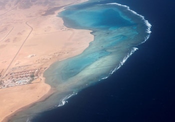 El Mar Rojo, situado entre África y Asia, presenta una salinidad promedio del 4%, superando la media de los océanos del mundo (REUTERS/Stringer/Foto de archivo)