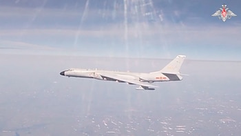 Se observa un bombardero H-6K de la Fuerza Aérea del Ejército Popular de Liberación (EPL) de China (Ministerio de Defensa de Rusia/Imagen cedida vía REUTERS)