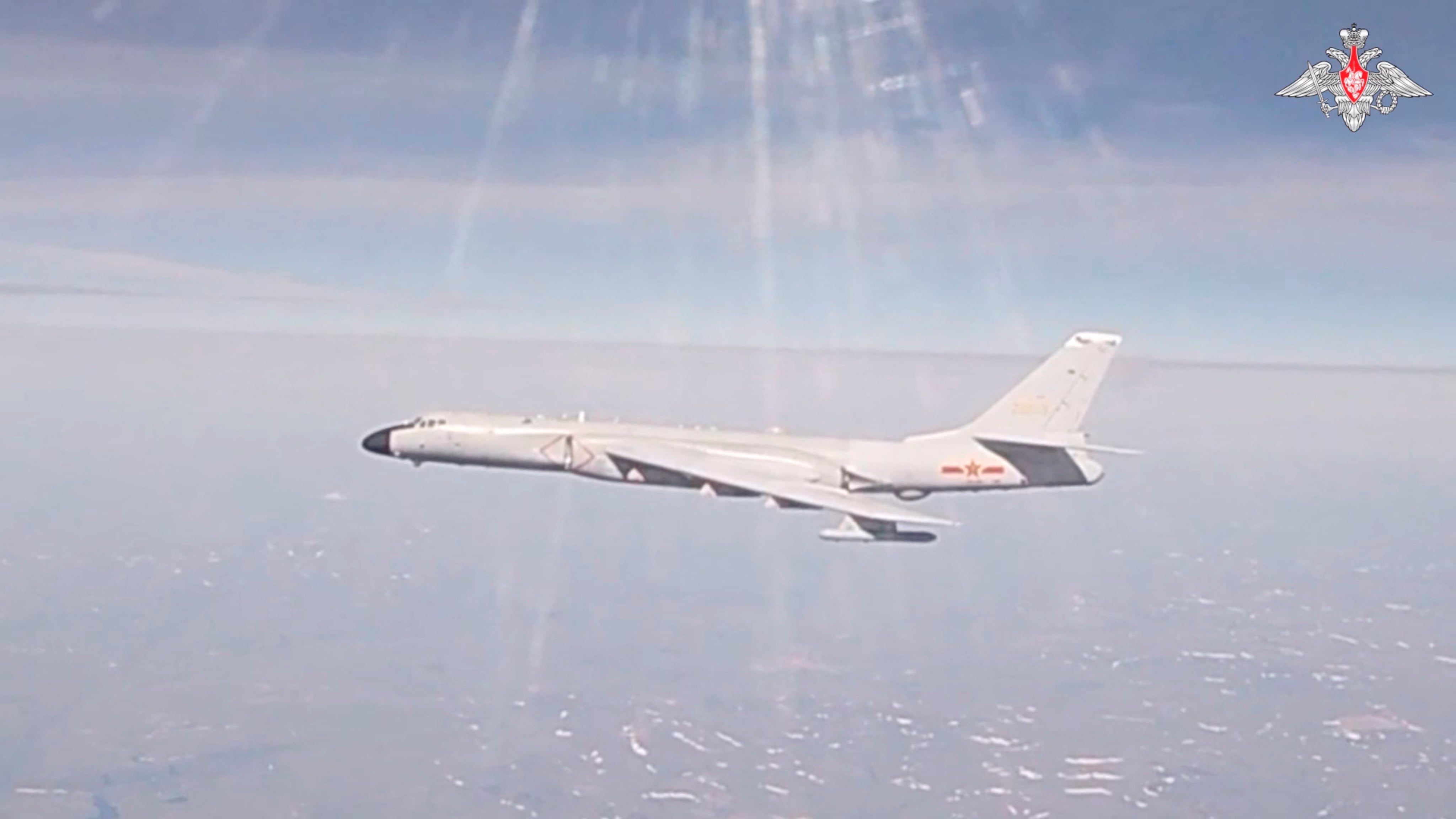 Se observa un bombardero H-6K de la Fuerza Aérea del Ejército Popular de Liberación (EPL) de China (Ministerio de Defensa de Rusia/Imagen cedida vía REUTERS)