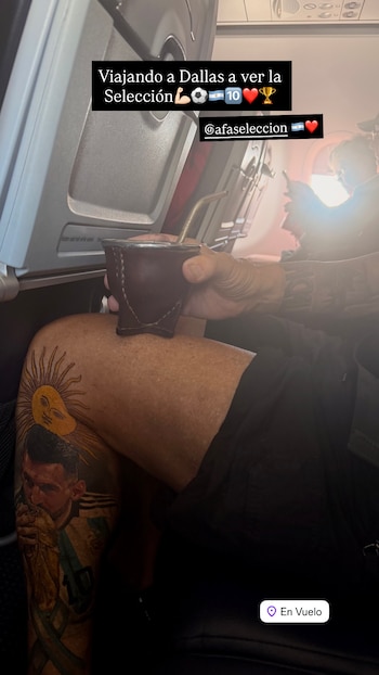 Pierna con tatuaje de Lionel Messi y el Sol de Mayo, mano sostiene un mate con bombilla. Interior de avión con textos: 'Viajando a Dallas a ver la Selección'