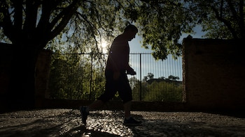 Caminar solo 4.400 pasos al