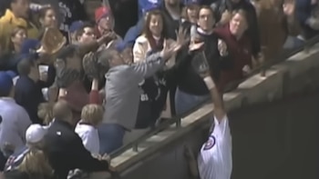 Steve Bartman interfiere con el intento de catcheo de Moisés Alou y los Cachorros pierden la oportunidad de llegar a las Series Mundiales de MLB (Captura de video / Youtube / MLB)