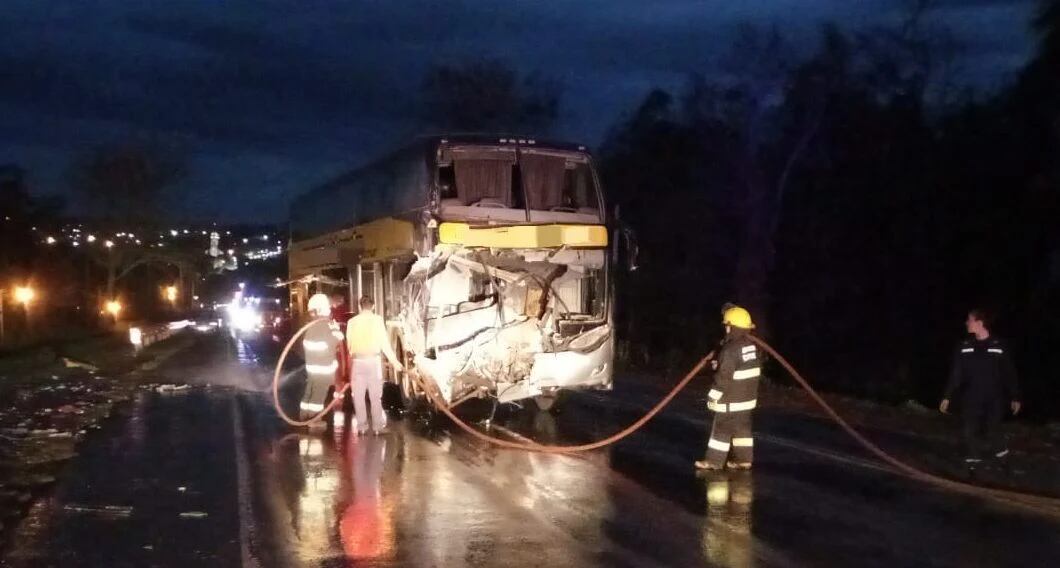 Brutal choque entre un camión y un micro que llevaba turistas a las Cataratas del Iguazú: hay más de 40 heridos