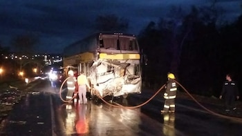 Brutal choque entre un camión y un micro que llevaba turistas a las Cataratas del Iguazú: hay más de 40 heridos