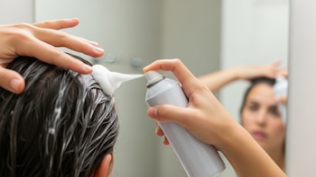 Retiran del mercado una popular espuma para peinar el cabello por posible riesgo de explosión