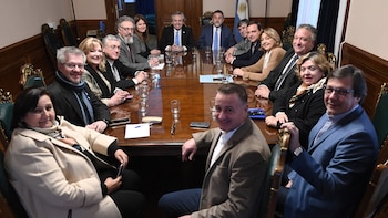 Alberto Fernández junto a los