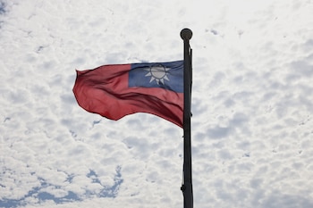 Una bandera taiwanesa ondea al