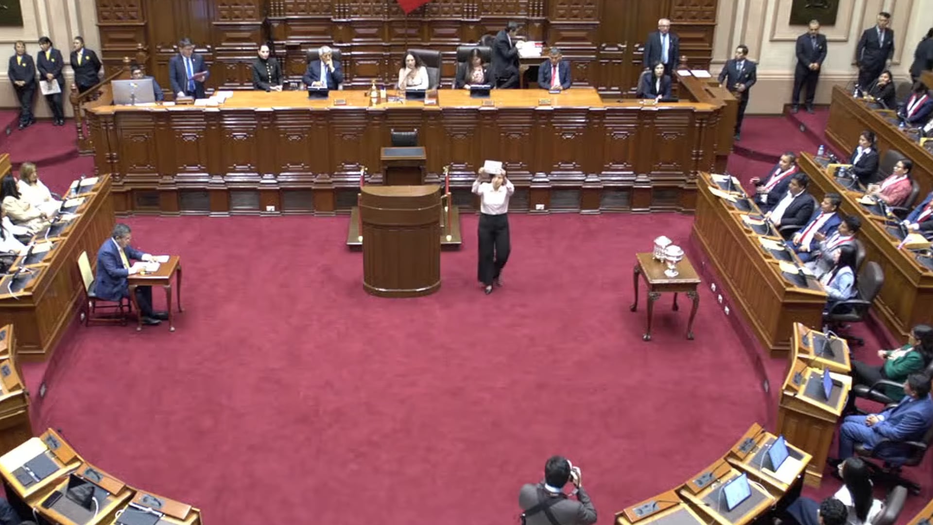 Los congresistas que mostraron su voto pese a la advertencia de Cecilia Chacón y recibieron aplausos de sus compañeros