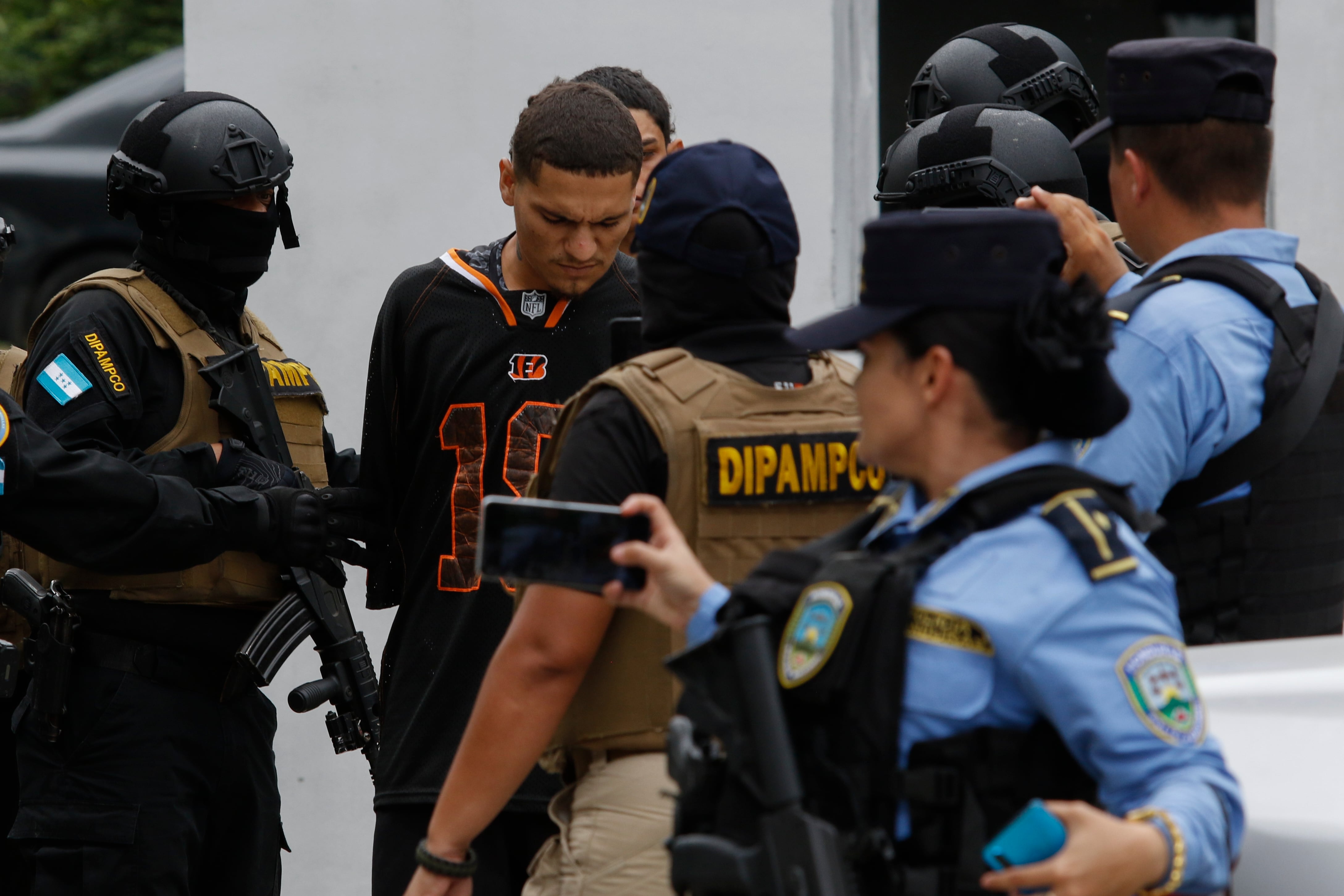 La Secretaría de Seguridad confirmó el cierre definitivo de Dipampco tras concluir una intervención institucional. La comisión interventora identificó presuntas irregularidades administrativas y operativas dentro de la unidad policial. (AP Foto/Delmer Martínez)
