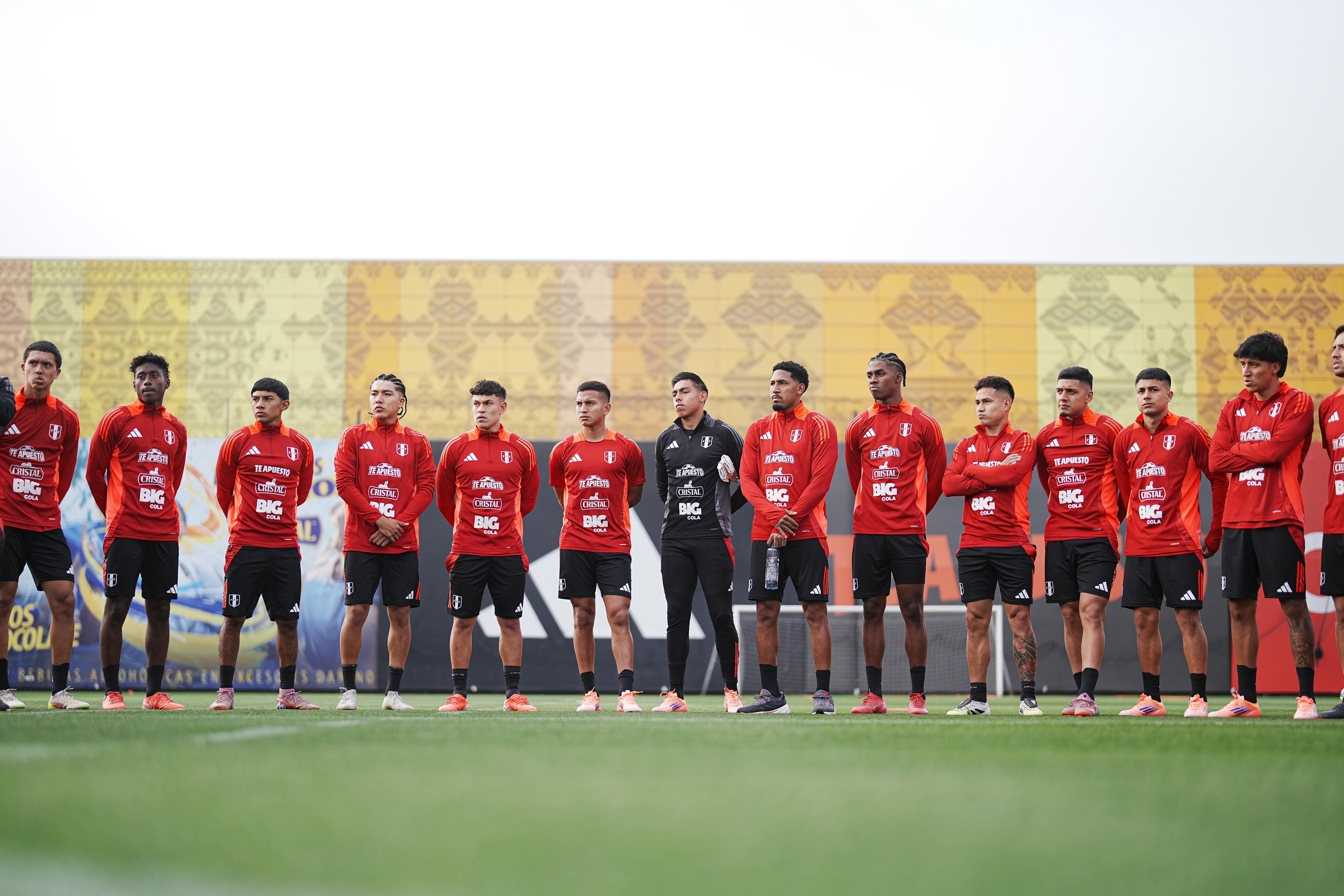 Los jugadores de la selección peruana empezaron a trabajar en Videna el lunes 6 de octubre de cara al duelo con Chile. - créditos: FPF