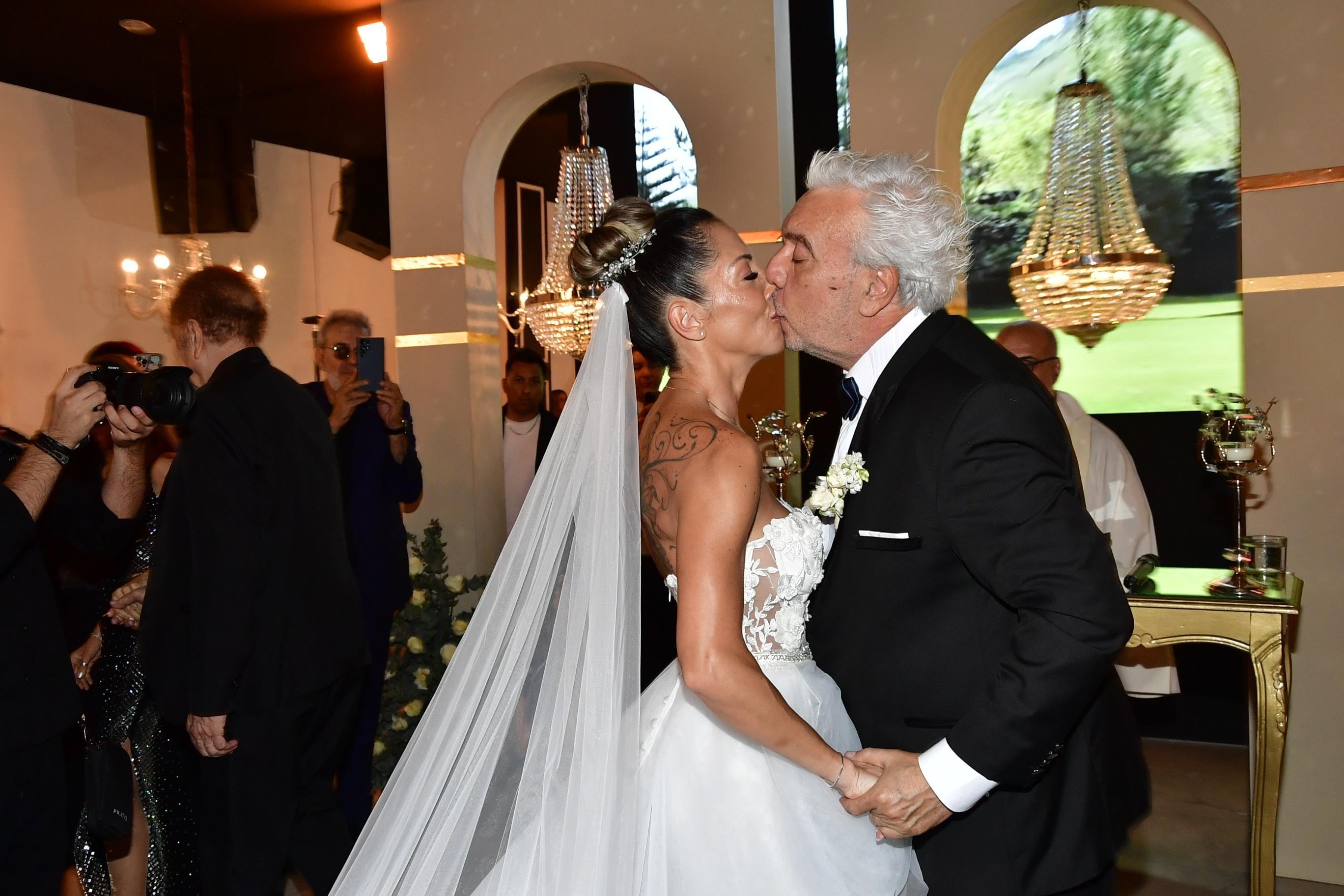 Después de dos años de relación eligieron casarse en Berazategui rodeados de sus amigos y familiares