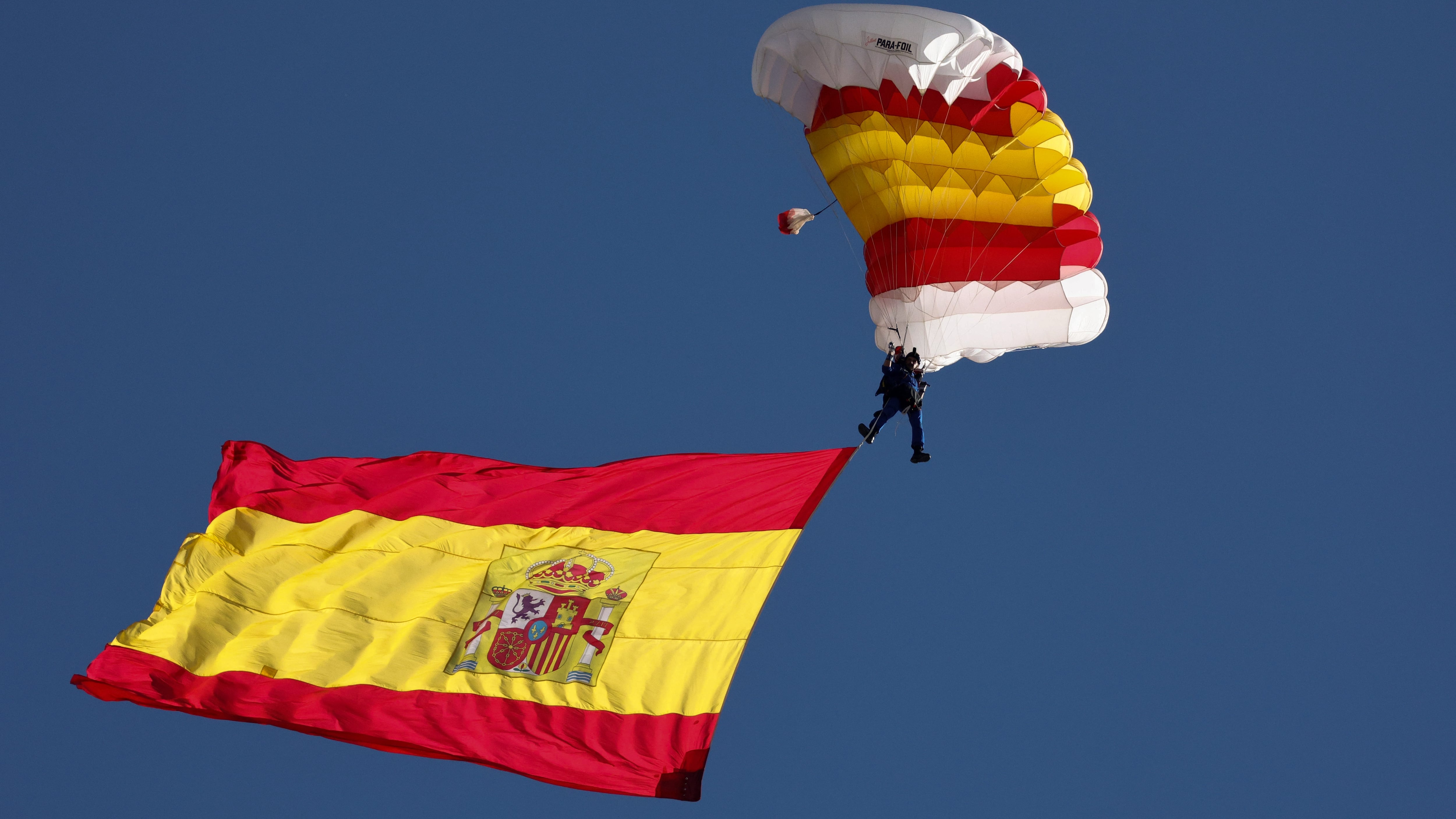 Paracaidista con la bandera de España (Eduardo Parra/Europa Press)