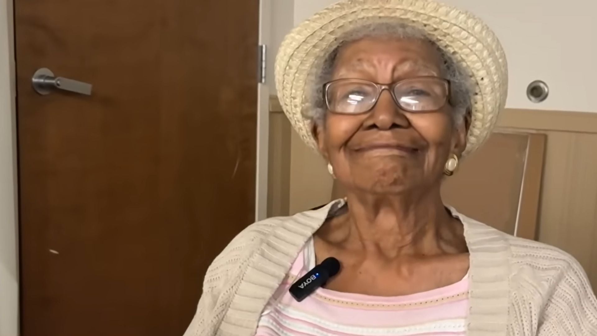Susan Young Browne celebró sus 108 años en Dover con más de 130 personas y autoridades de Delaware, entre ellas el gobernador Matt Meyer (Yt: @CBS Philadelphia)