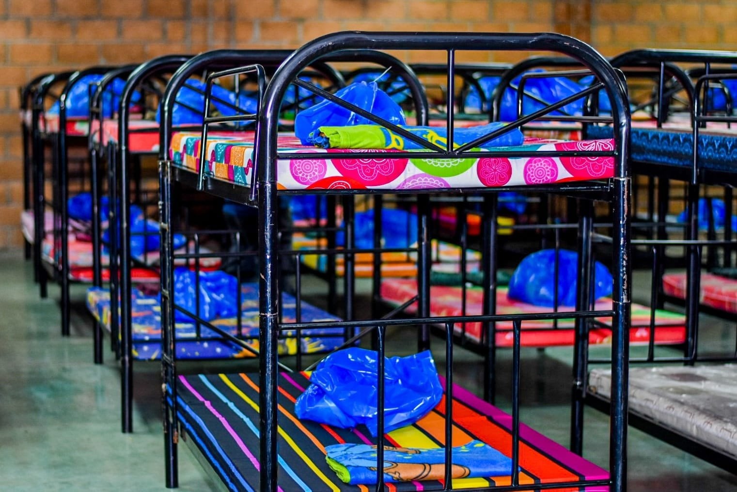 Las autoridades han equipado 180 albergues para brindar resguardo e insumos a las familias ante posibles evacuaciones./ (Protección Civil de El Salvador)