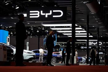 HRW instó a las principales compañías de automóviles a que se desvinculen de cualquier empresa en su cadena de suministros ligada a estos abusos (REUTERS)