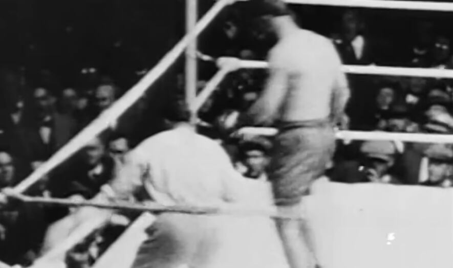 El campeón cayó sobre la máquina de escribir del cronista Jack Lawrence, que debió decidir qué rescatar primero: al boxeador o su equipo de trabajo (@FightFilmsGuy)
