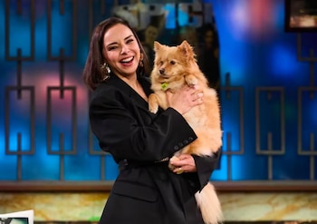 Chenoa y su perrita en el programa 'La Revuelta'. (RTVE)