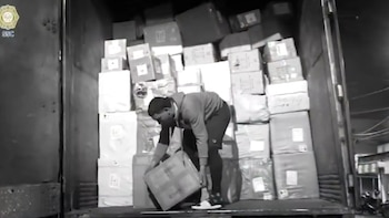 Decomisan en Ciudad de México casi 80 toneladas de perfumes y cosméticos