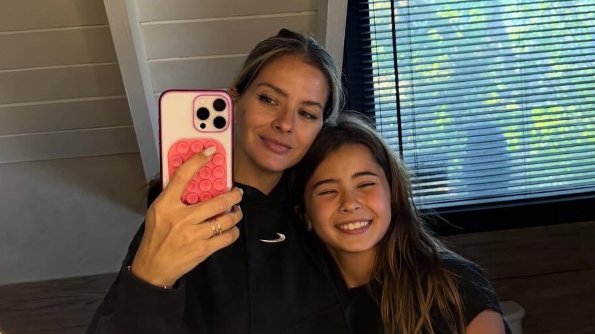 La China Suárez y su hija Rufina lucen looks coordinados en estadio de Turquía