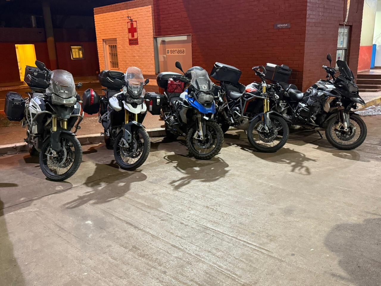 Los vehículos retenidos corresponden a los siguientes modelos: Triumph Tiger 900 Rally (patentes JAU2D42, THY9E72 y SDD3J13), BMW R 1250 GS (GGX0C11) y BMW R 1200 GS (FXD5847)