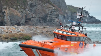 Localizan a tres migrantes muertos y dos supervivientes en una embarcación a la deriva cerca de Cartagena